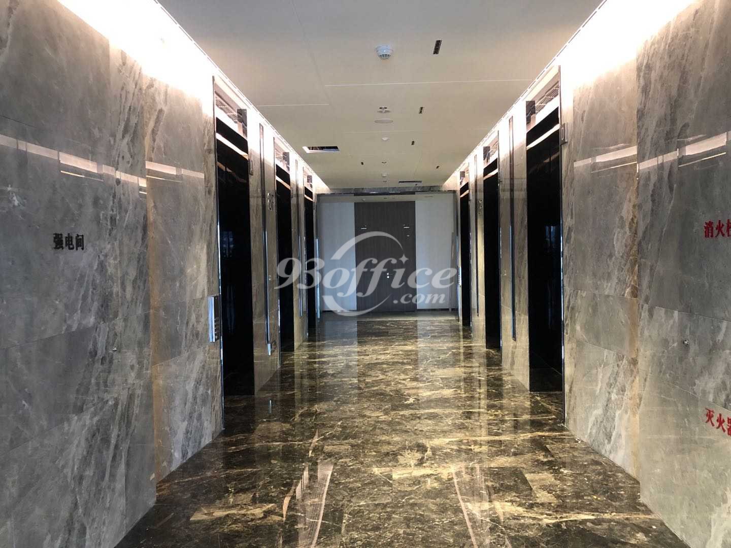 世博后滩申能金融大厦写字楼租金-办公楼电梯间